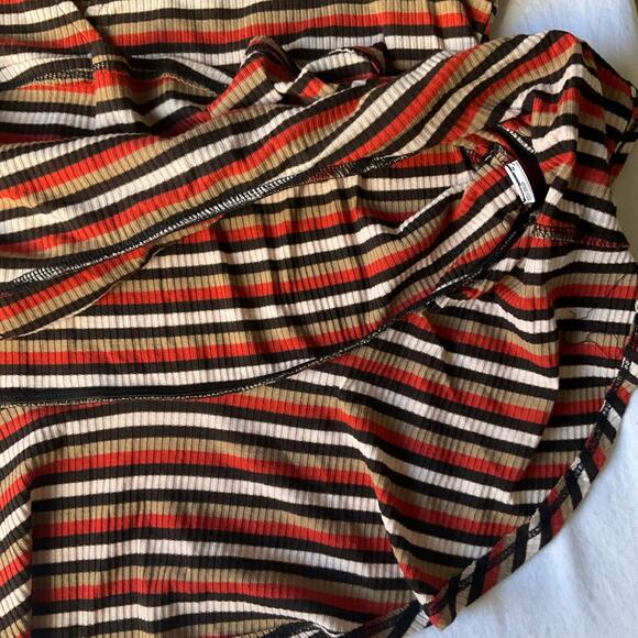 Forever 21 Women’s Short Sleeve V-neck Peplum Blouse size 3XL, Black Beige Red - Picture 7 of 8